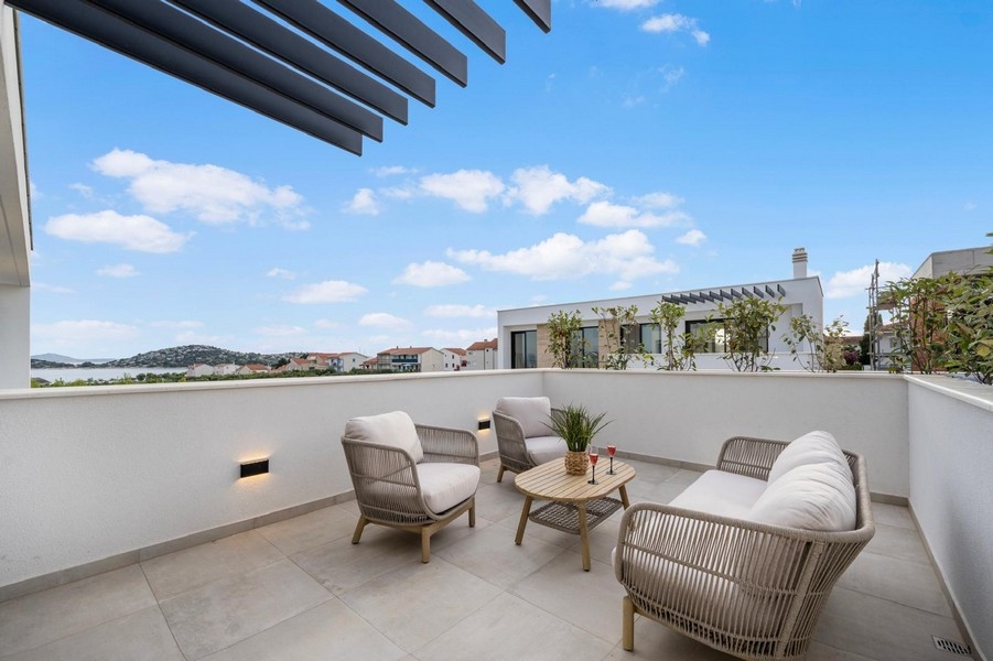 Moderní terasa s posezením a výhledem na moře v Tribunji