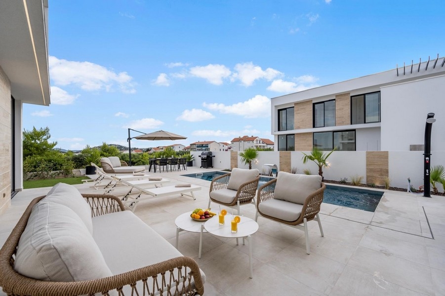 Venkovní prostor s bazénem, ​​lehátky a grilem