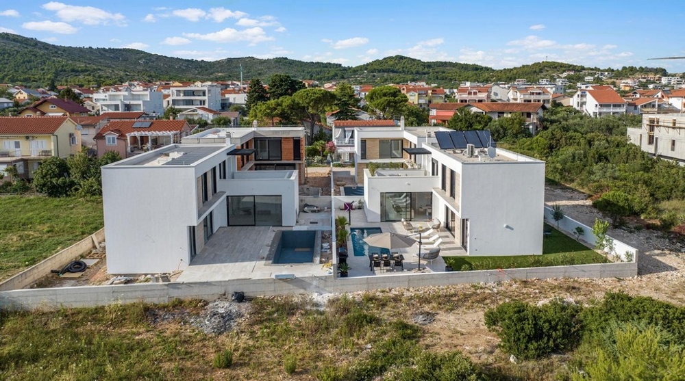 Nově postavená vila ze vzduchu s bazénem a zahradou