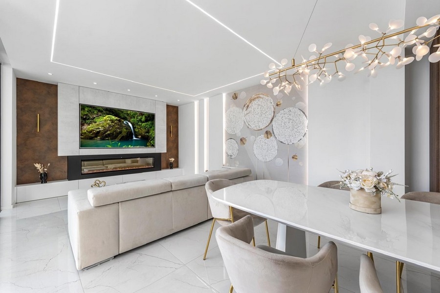 Elegantní obývací pokoj s designovými interiéry a krbem