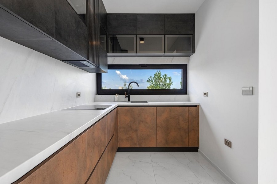 Moderní kuchyně s kvalitními materiály a výhledem