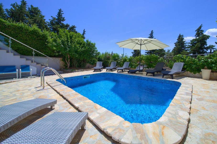 Bazén dvojdomu H3553, který je na prodej v Novi Vinodolski, Chorvatsko.