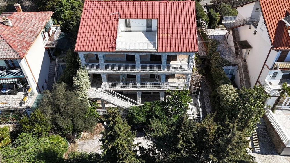 Letecký pohled na třípatrový dům s prostornými balkony