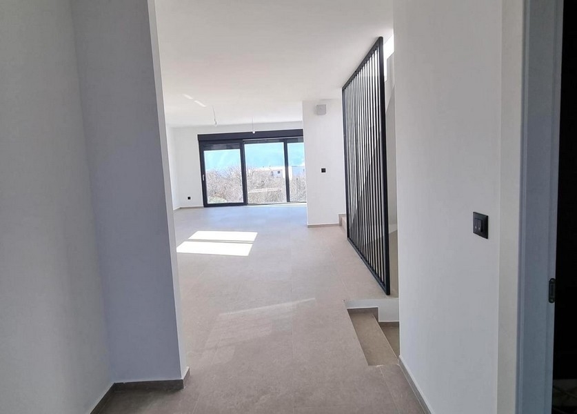 Předsíň se vstupem do obývacího pokoje a výhledem na moře