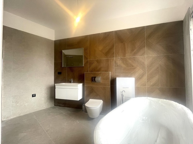 Moderně vybavená koupelna s vanou