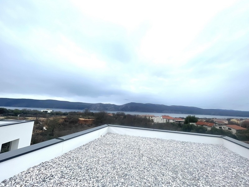 Panoramatický výhled na moře ze střešní terasy