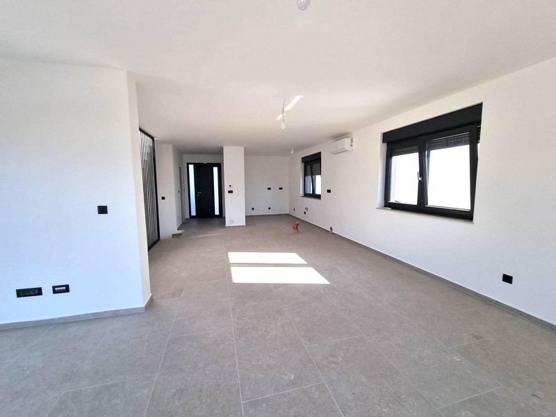 Prostorný, světlý pokoj v horním patře