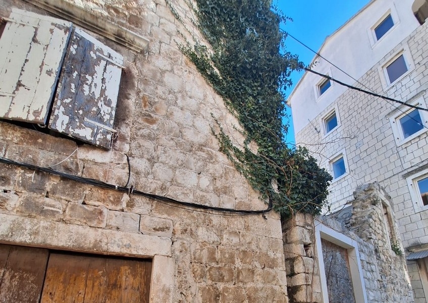 Prodám starý městský dům k rekonstrukci v Trogiru, Chorvatsko.