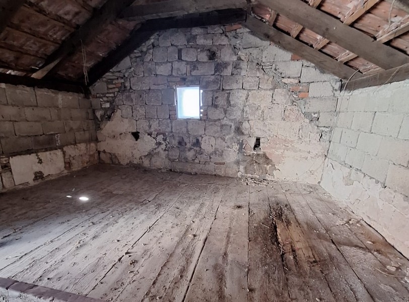 Podkroví potřebuje rekonstrukci.