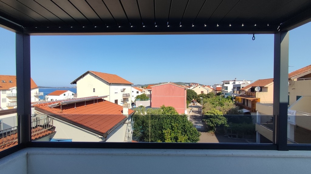 Světlý obývací pokoj se vstupem na terasu