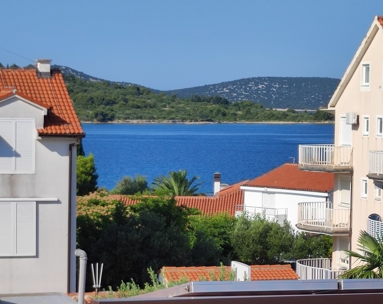 Ložnice s oknem od podlahy ke stropu