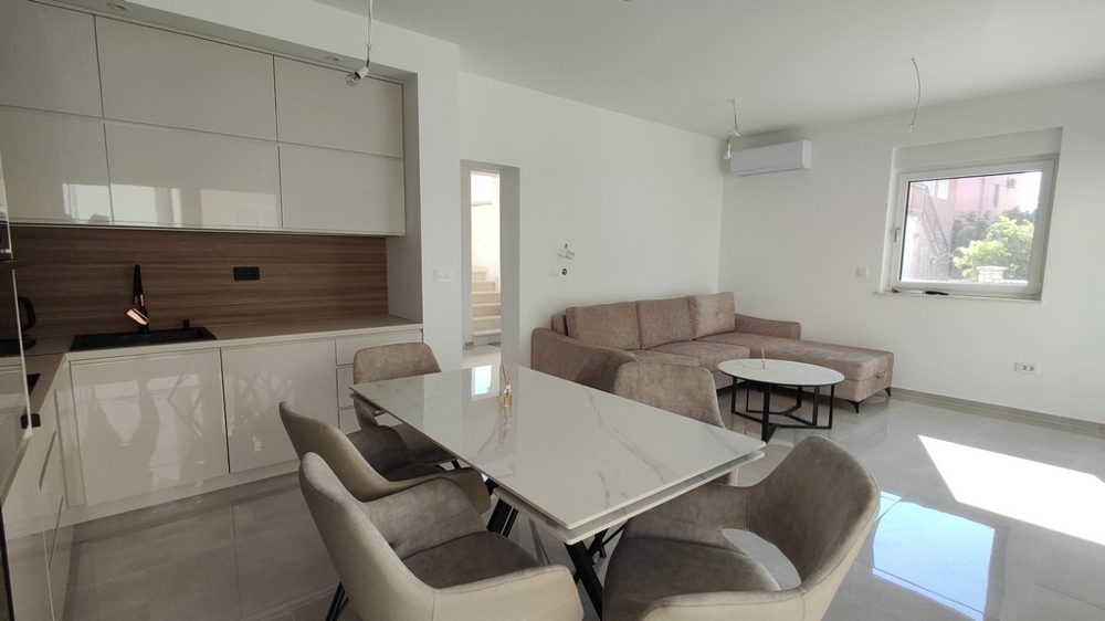 Jídelna a gauč v objektu H3569.