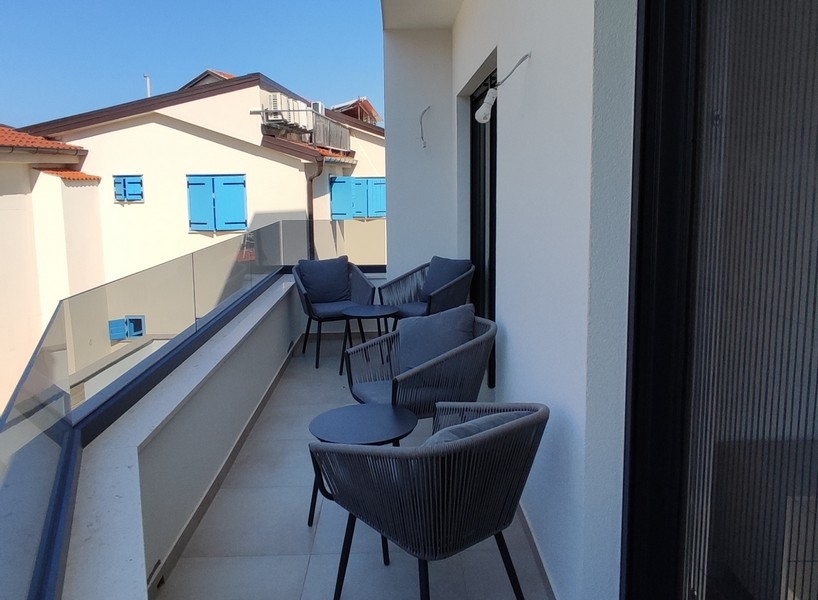 Kuchyňská linka v nedokončeném stavu