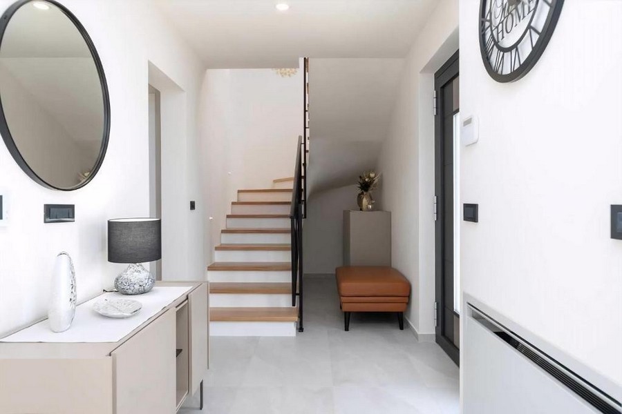 Světlý vstupní prostor se schodištěm