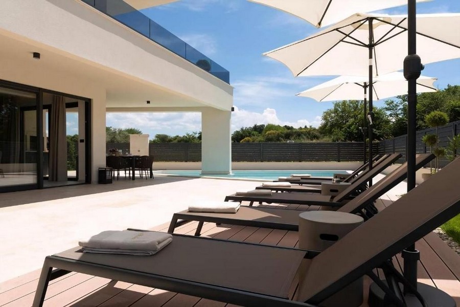 Lehátka na terase u bazénu objektu H3570 u Poreče.