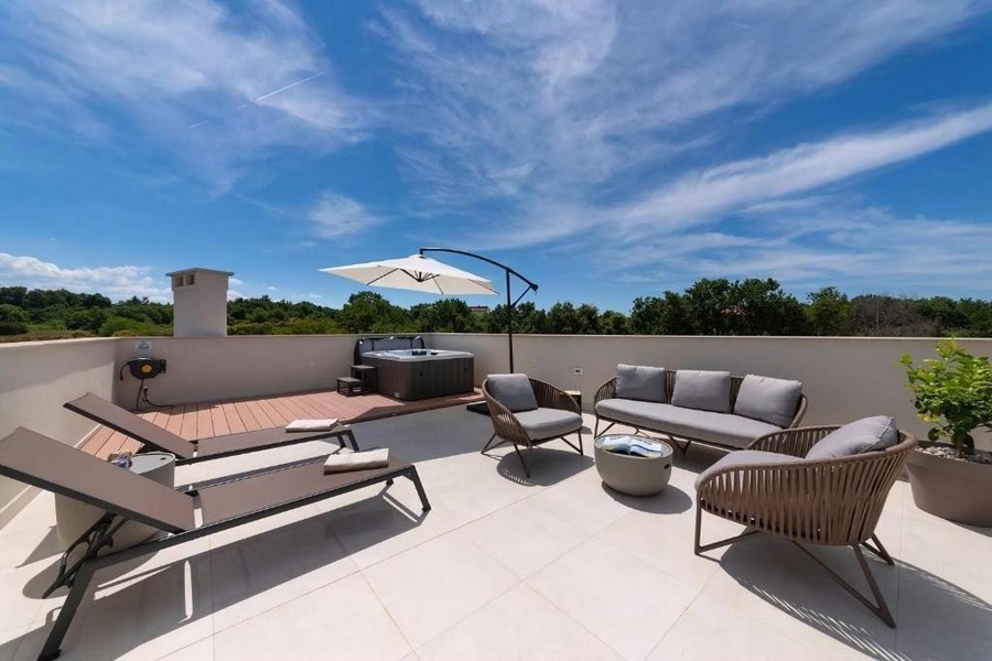 Střešní terasa s výhledem do krajiny nedaleko Poreče v Chorvatsku.