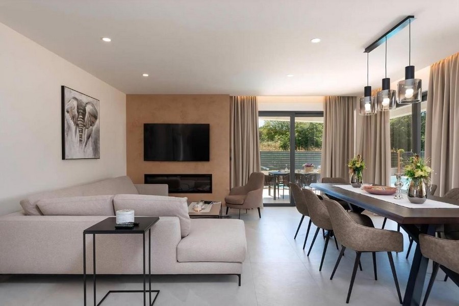 Obývací pokoj s jídelnou a smart TV