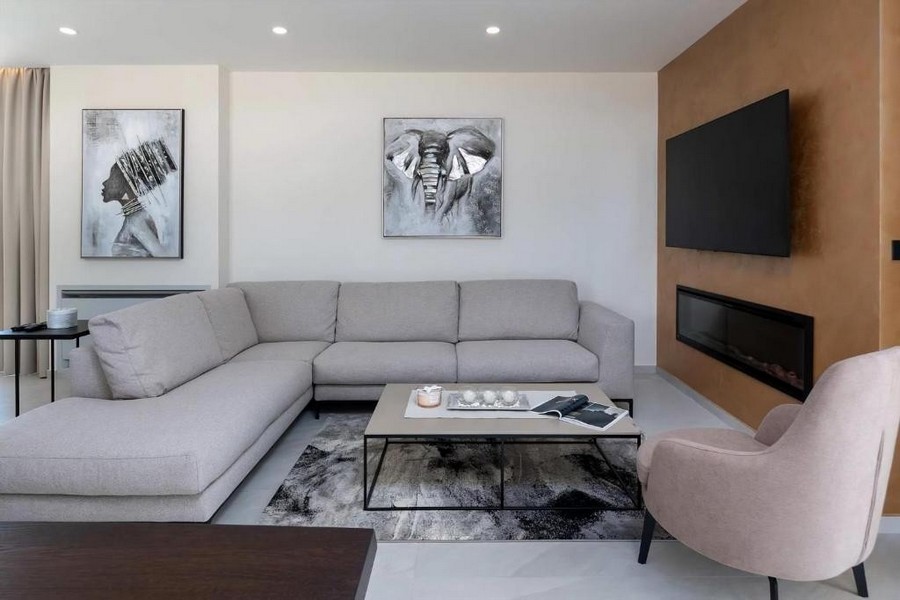 Pohovka v obývacím pokoji s nástěnnými malbami