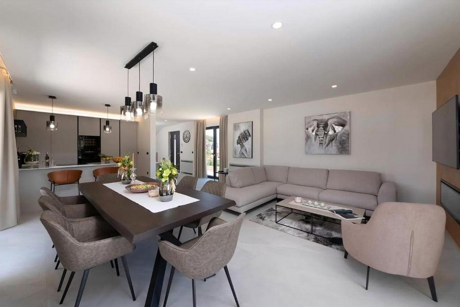 Prostorný obývací a jídelní kout