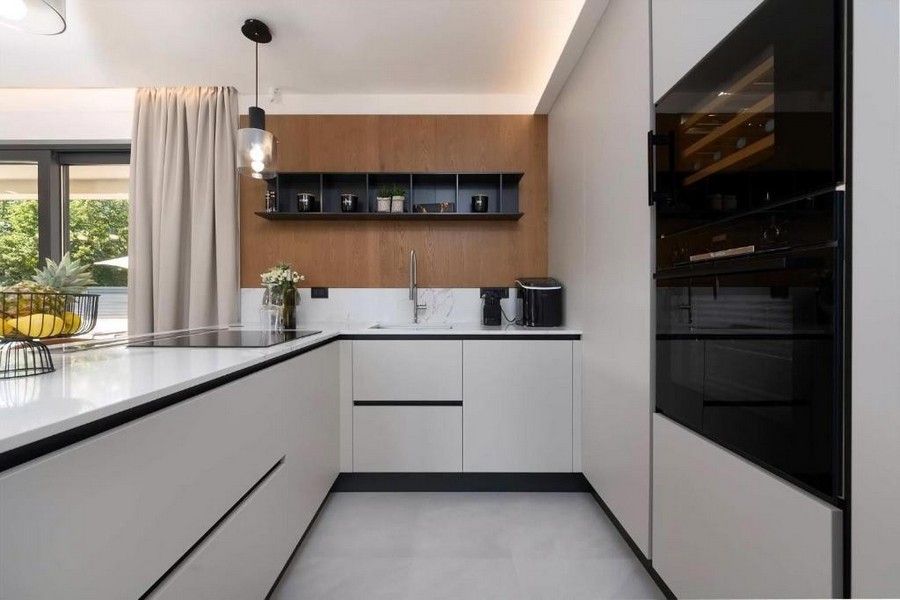 Moderní kuchyňská linka s vestavěnými spotřebiči