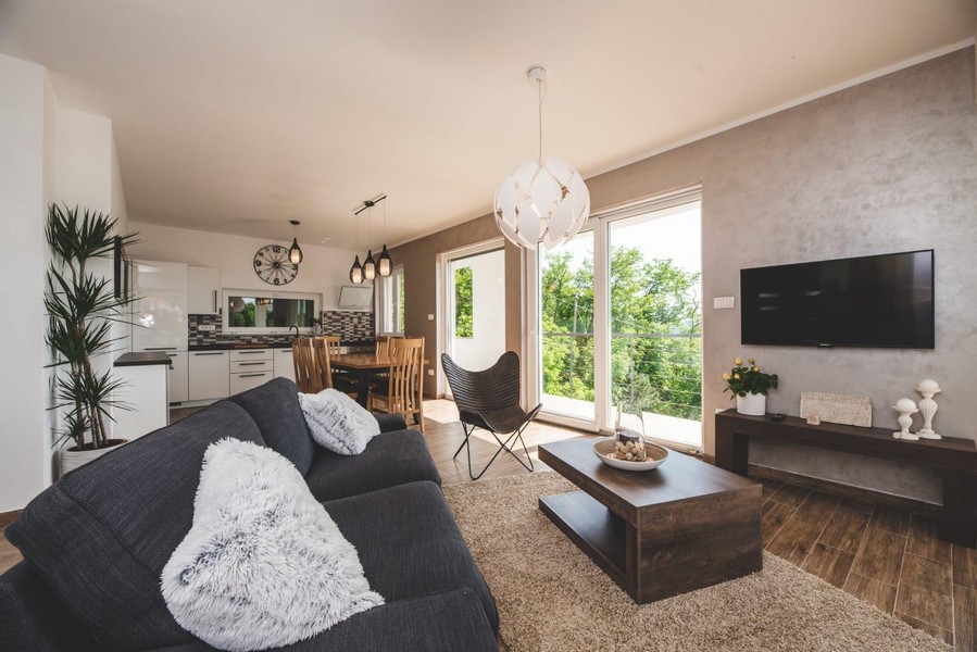 Obytná část se vstupem na terasu