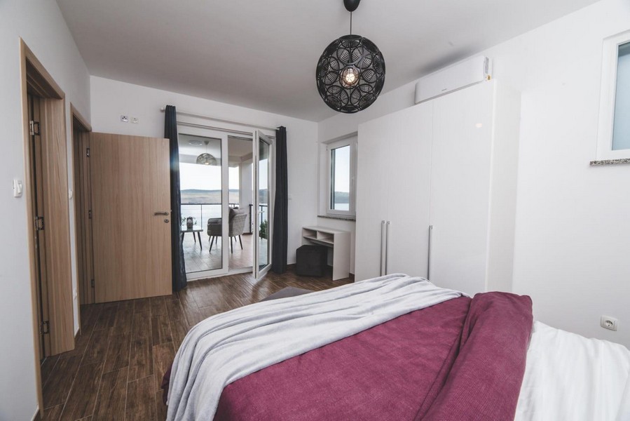 Ložnice se vstupem na terasu a výhledem na moře