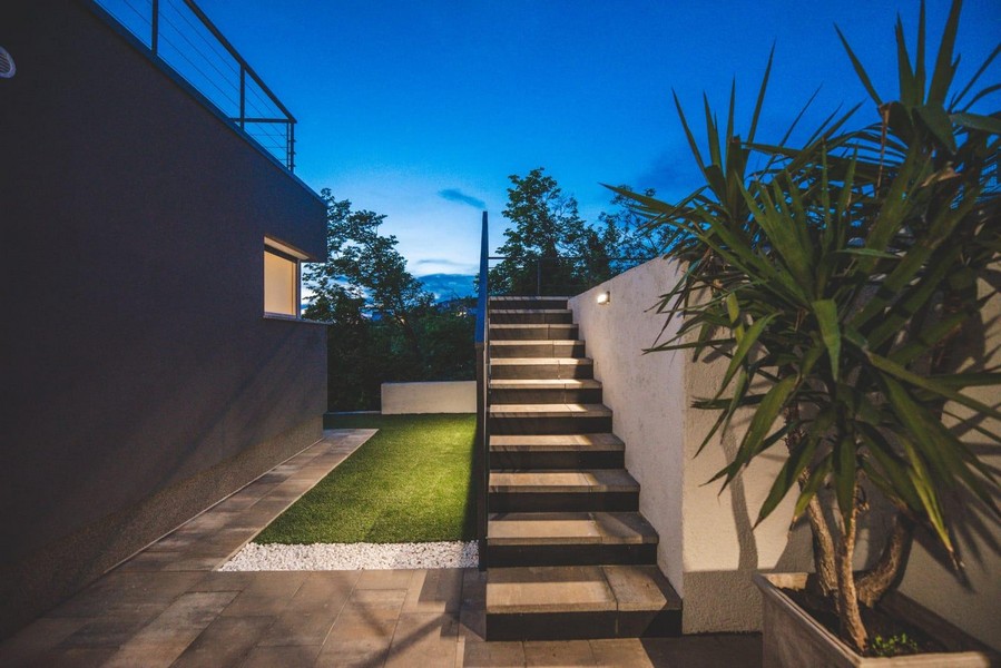 Venkovní schodiště s osvětlením a zahradou