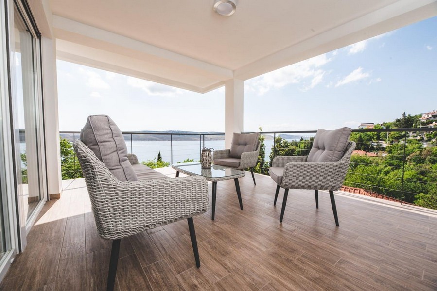 Krytá terasa s posezením a výhledem na moře