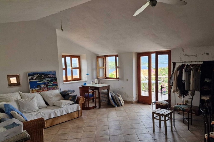 Světlý obývací pokoj se vstupem na terasu