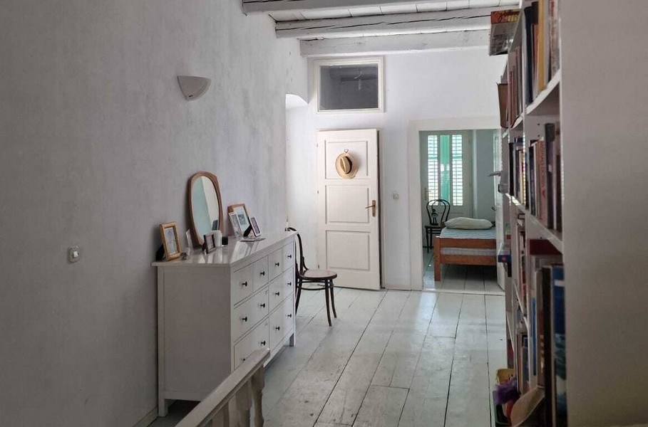 Předsíň s policí a vstupem do ložnice