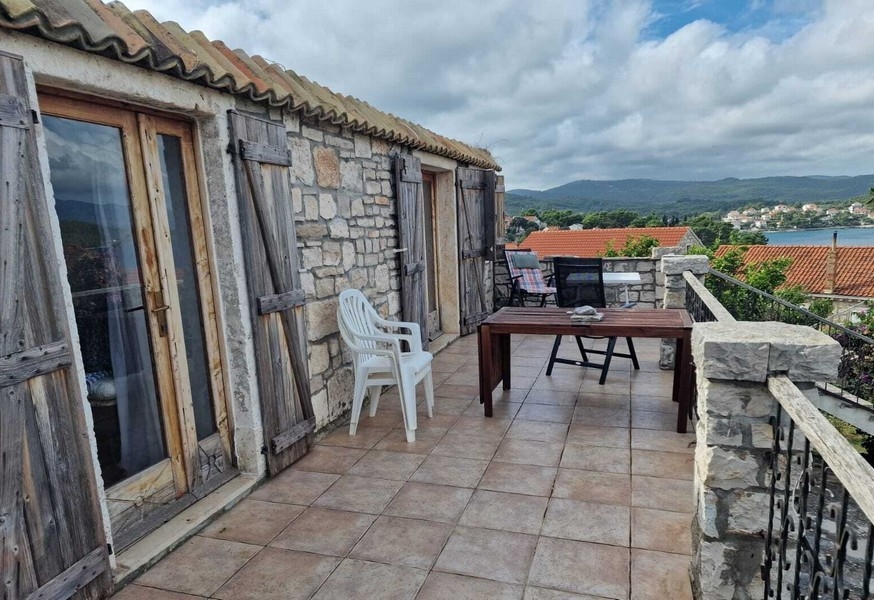 Kamenná terasa s výhledem na moře