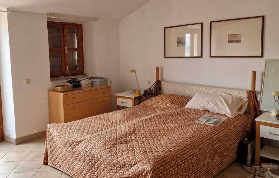 Ložnice s manželskou postelí a komodou