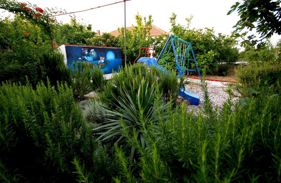 Dětské hřiště na zahradě se spoustou zeleně
