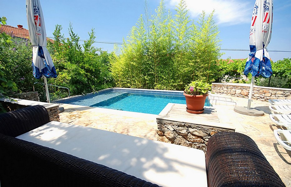 Bazén s přírodním kamenem a posezením