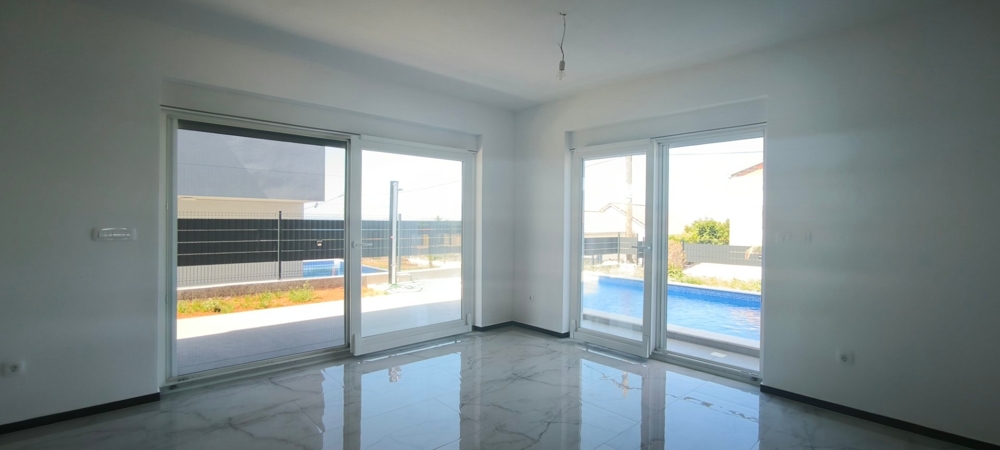 Obývací pokoj a výhled na bazén nemovitosti H3574.