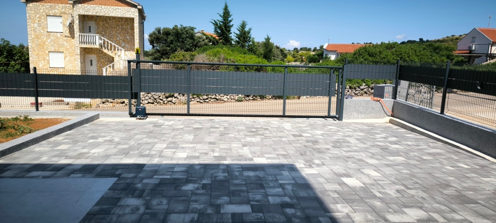 Hlídané venkovní parkovací stání u objektu H3574.