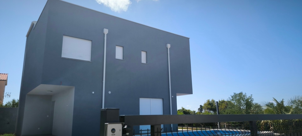 Nová vila s bazénem a výhledem na moře.