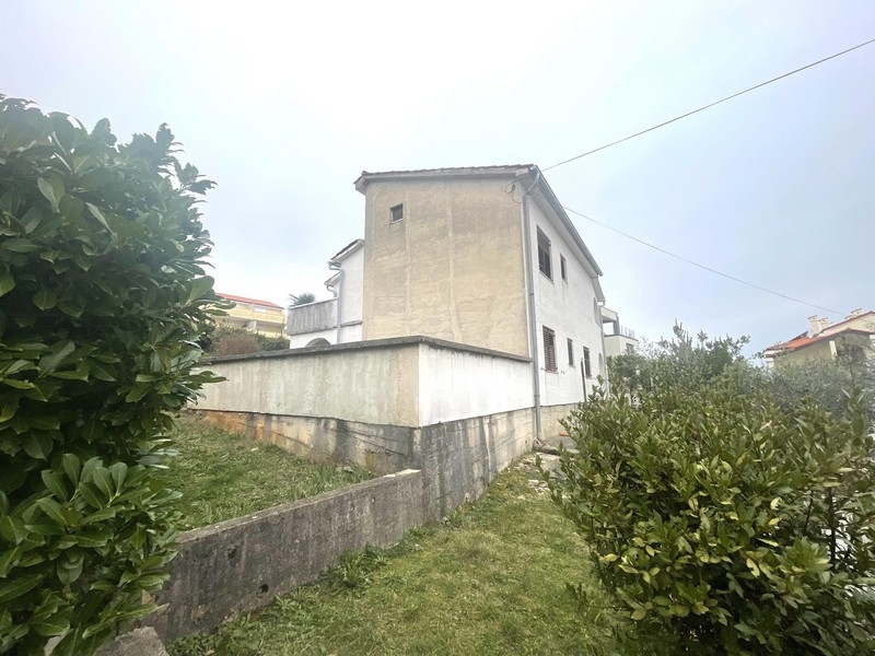 Nemovitost s výhledem do zadní části domu