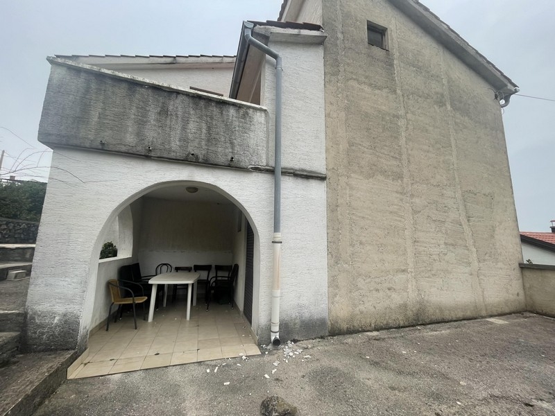 Posezení pod krytou terasou