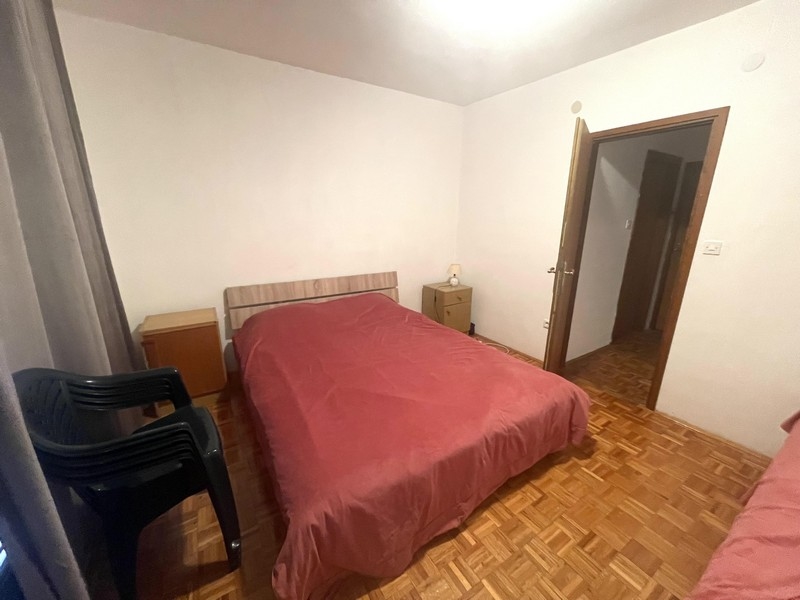 Ložnice s manželskou postelí a parketovou podlahou