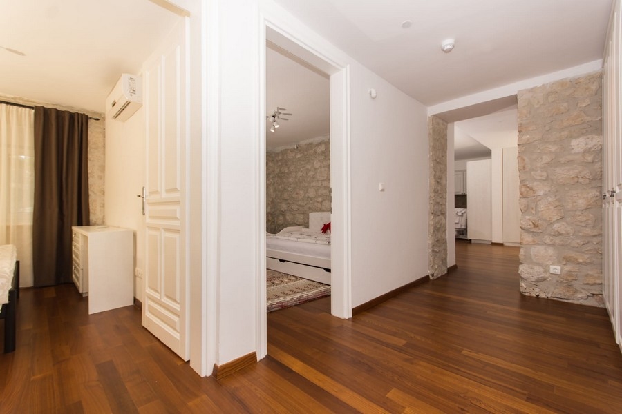 Předsíň se vstupem do několika ložnic