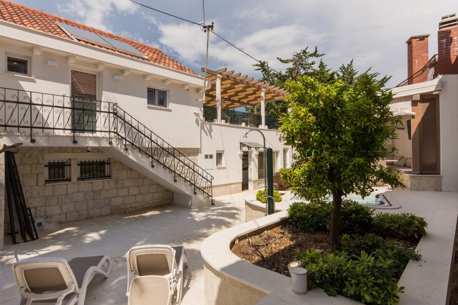 Exteriér nemovitosti H3586 v Okrug Gornji, Chorvatsko.