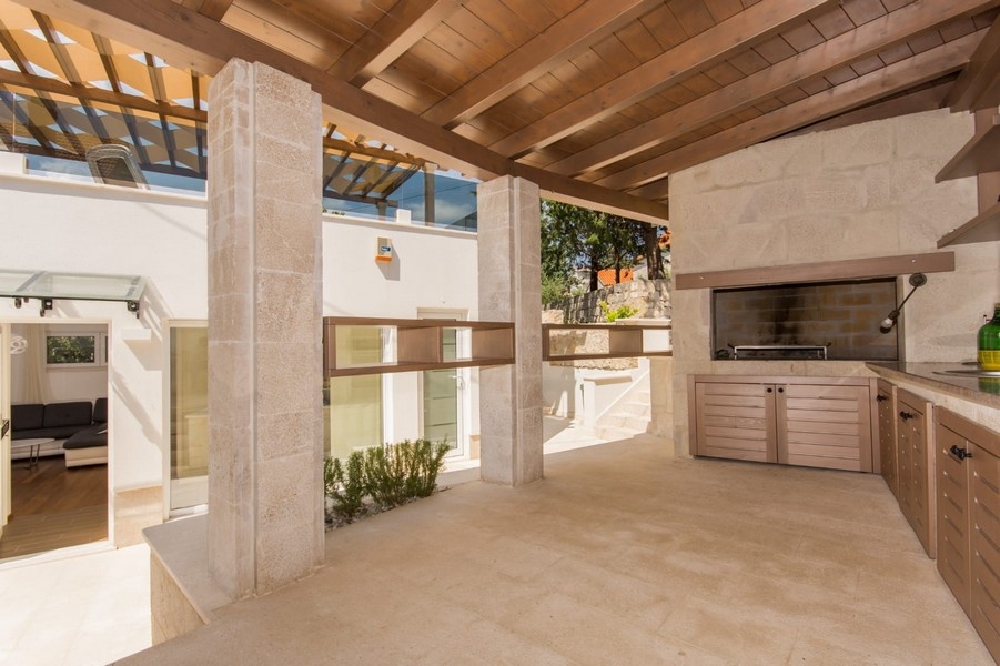 Krytá letní kuchyně s grilem