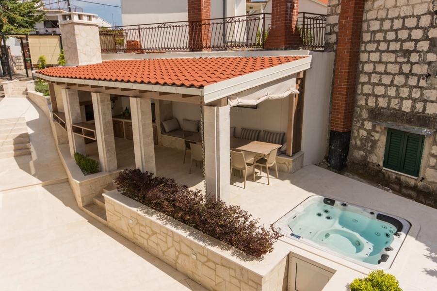 Terasa s vířivkou a krytým posezením