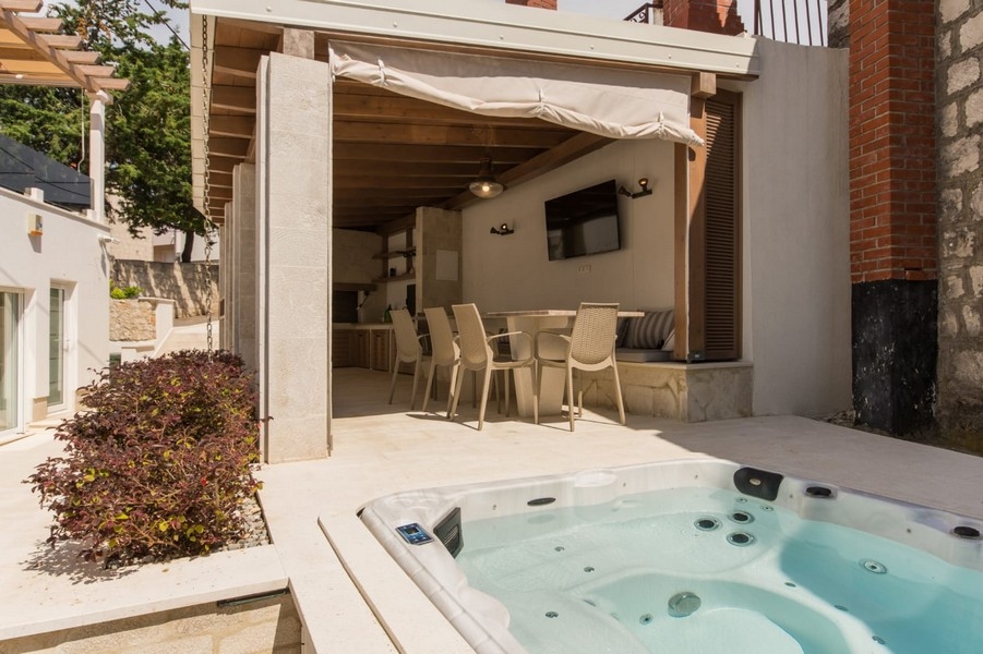 Jacuzzi před krytým jídelním koutem