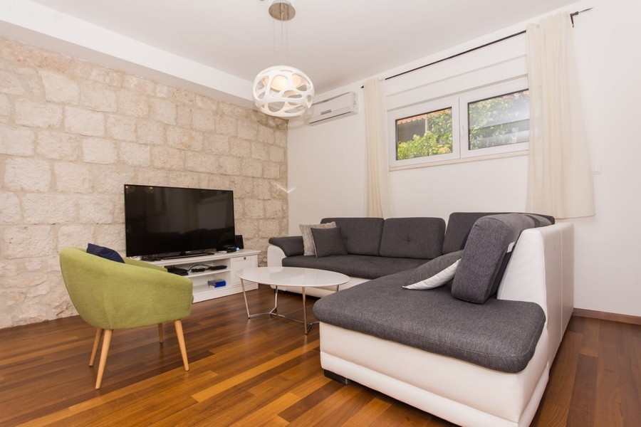 Obývací pokoj s pohovkou a TV