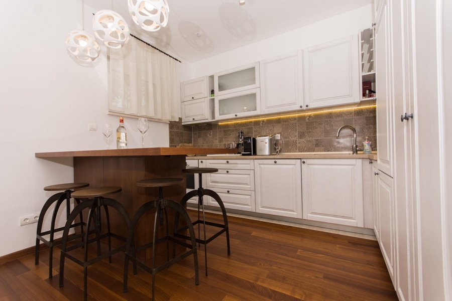 Kuchyňská linka s pultem a stoličkami