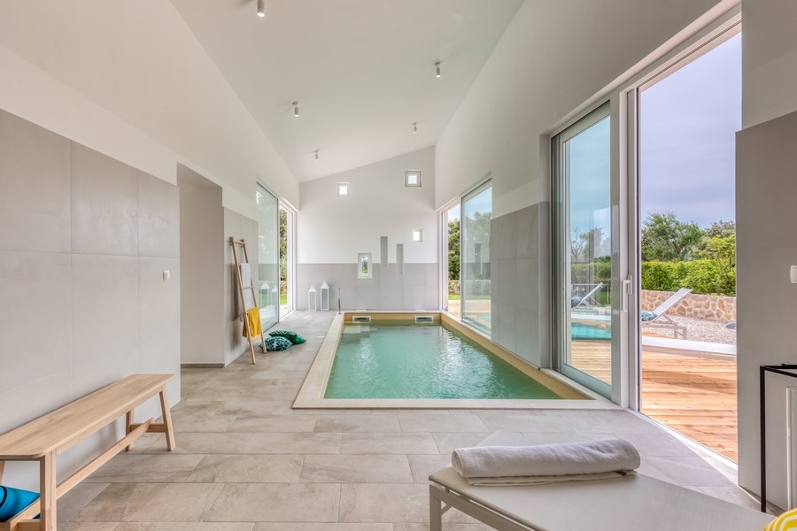 Krytý bazén s velkými posuvnými dveřmi