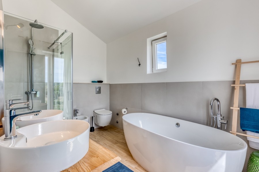 Moderní koupelna s volně stojící vanou