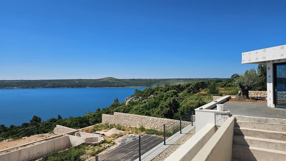 Stavební fáze s výhledem na moře